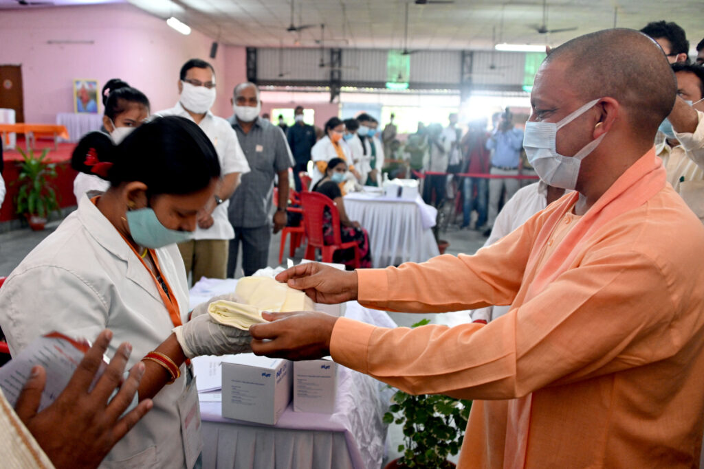मुख्यमंत्री ने सरस्वती शिशु मन्दिर, माधव सभागार, निराला नगर में संचालित कोविड वैक्सीनेशन सेन्टर का निरीक्षण किया