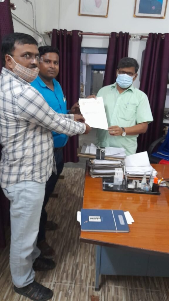 राज्य विद्युत परिषद प्राविधिक कर्मचारी संघ ने अपनी मांगों को लेकर अधिक्षण अभियंता एस. के. सरोज को सौंपा ज्ञापन