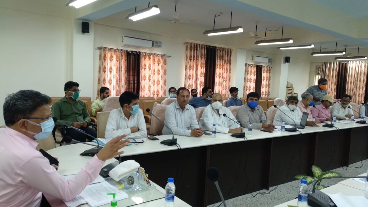 एक जनपर एक उत्पाद योजना के क्रियान्वयन के सम्बन्ध में जिलाधिकारी की अध्यक्षता में बैठक सम्पन्न