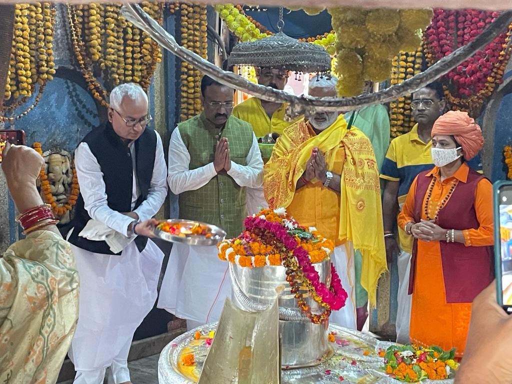 मनकामेश्वर में दर्शन करने पहुंचे विधायक डॉ नीरज बोरा