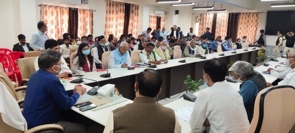 भारत निर्वाचन आयोग के निर्देशन में जिलाधिकारी की अध्यक्षता में बैठक सम्पन्न ,आवश्यक दिशा - निर्देश जारी