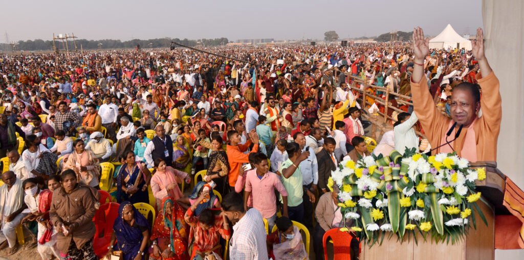वाराणसी दौरे पर प्रधानमंत्री पहुंचे स्वर्वेद महामंदिर धाम, जनता को किया संबोधित
