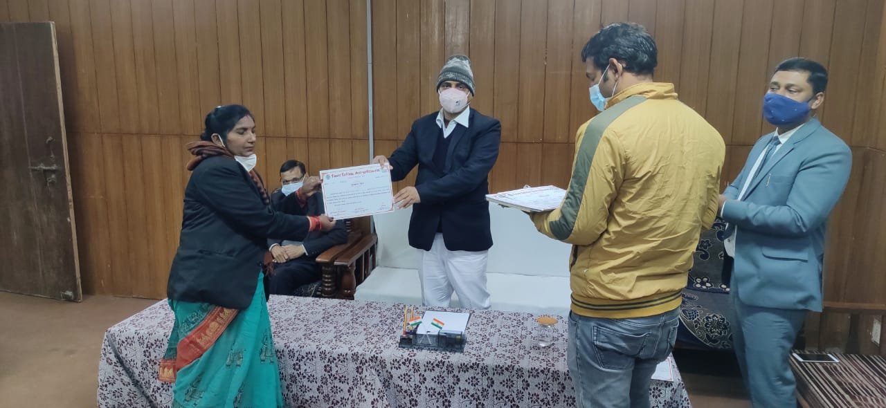 अधिवक्ताओं व समाजसेवियों को जिला जज ने किया सम्मानित