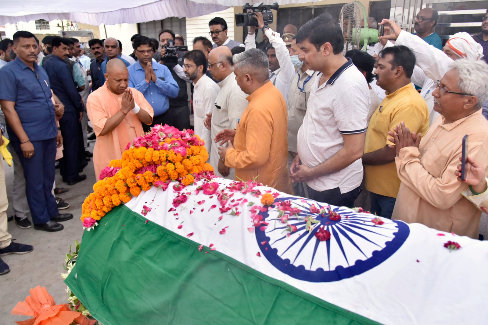 मुख्यमंत्री ने संस्कार भारती के संस्थापकबाबा योगेन्द्र जी के पार्थिव शरीर पर पुष्प अर्पित कर श्रद्धांजलि दी
