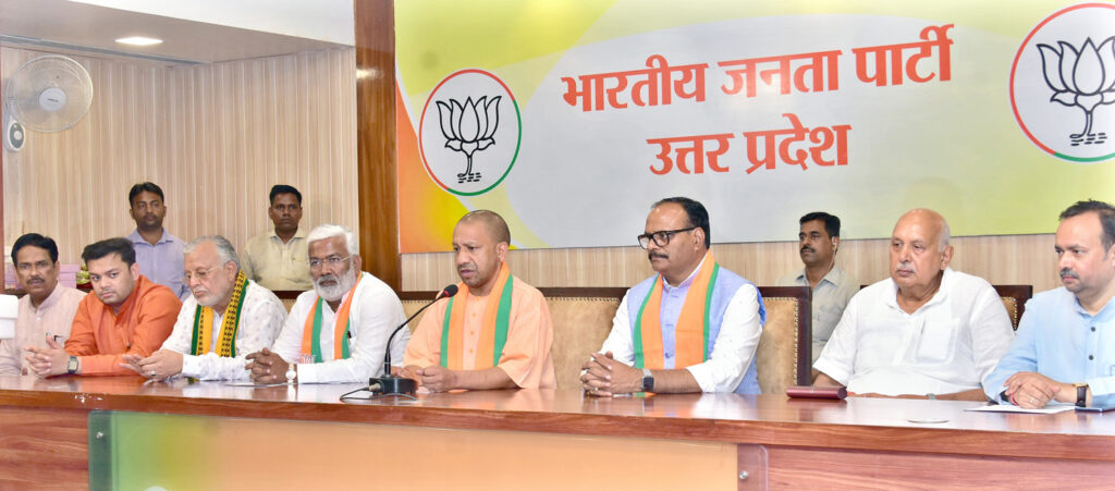 आजमगढ़ और रामपुर उपचुनाव जीत पर भाजपा नेताओं के ट्वीट/ स्लोगन