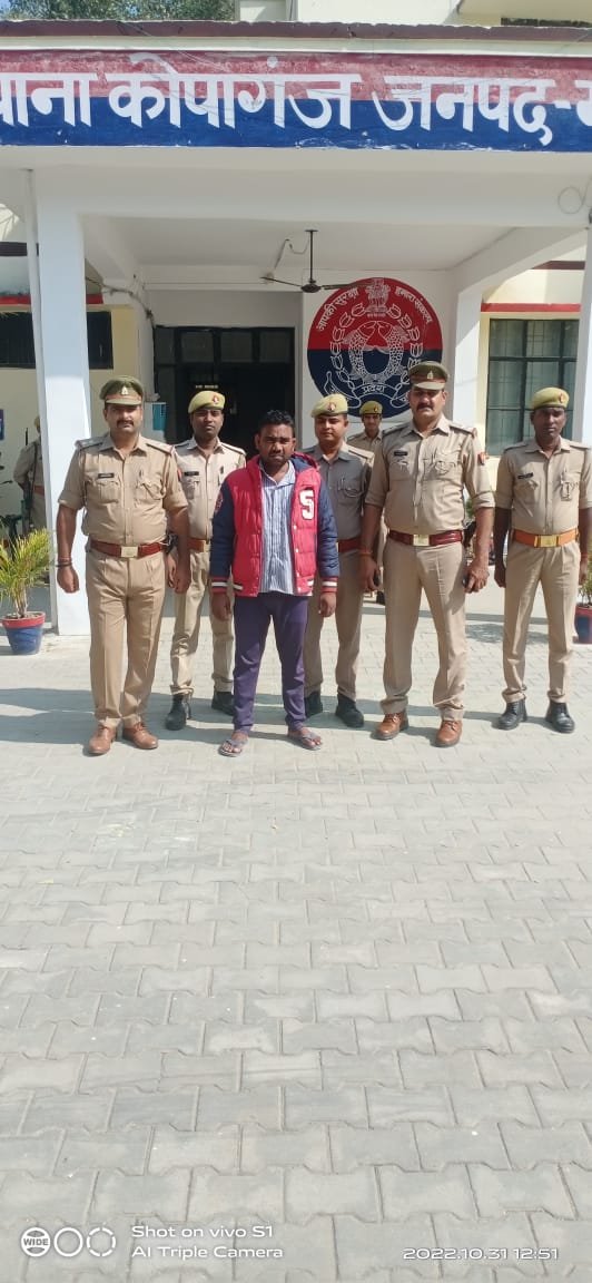 छः वांछित-वारंटी अभियुक्त चढ़े हत्थे