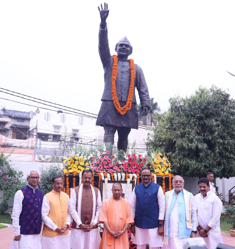 सीएम योगी ने पूर्व मुख्यमंत्री हेमवती नंदन बहुगुणा की पुण्यतिथि पर अर्पित की श्रद्धांजलि&nbsp;
