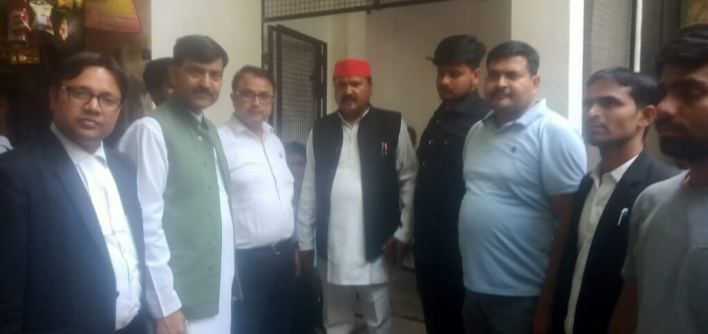 जिला अध्यक्ष सपा ने अधिवक्ता गणों से किया संपर्क