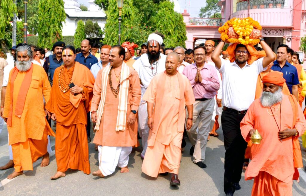 रुद्राभिषेक कर सीएम योगी ने किया भव्य कलशयात्रा का शुभारंभ