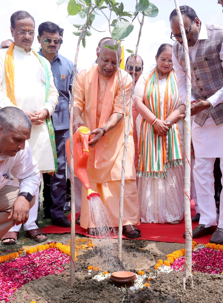 मुख्यमंत्री ने अमृत वाटिका प्रांगण में ‘मेरी माटी-मेरा देश’अभियान के अन्तर्गत अमृत स्तम्भ का लोकार्पण किया