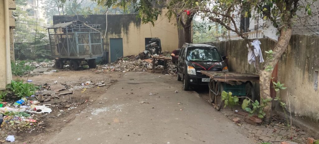 क्यों बढ़ रहा है लालबाग सचिवालय कॉलोनी में गंदगी का अंबार?