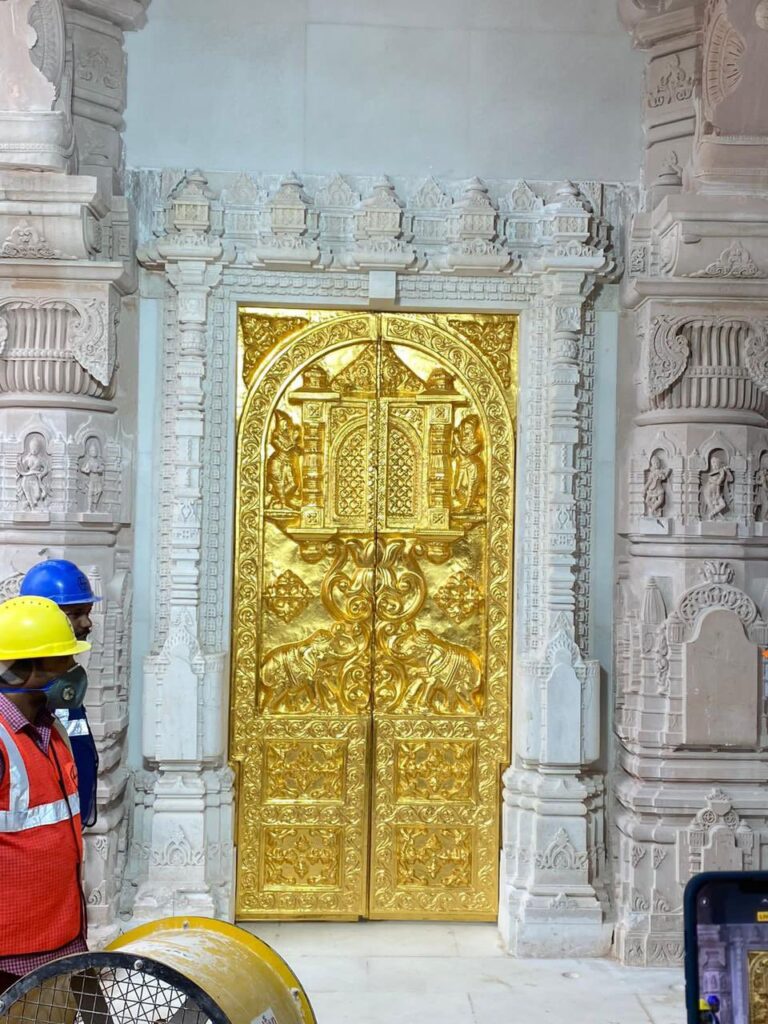 राम मंदिर में लगा पहला स्वर्ण द्वार,सोने के दरवाजे की आई पहली तस्वीर, 12 फ़ीट ऊंचा और 8 फ़ीट चौड़ा है दरवाजा