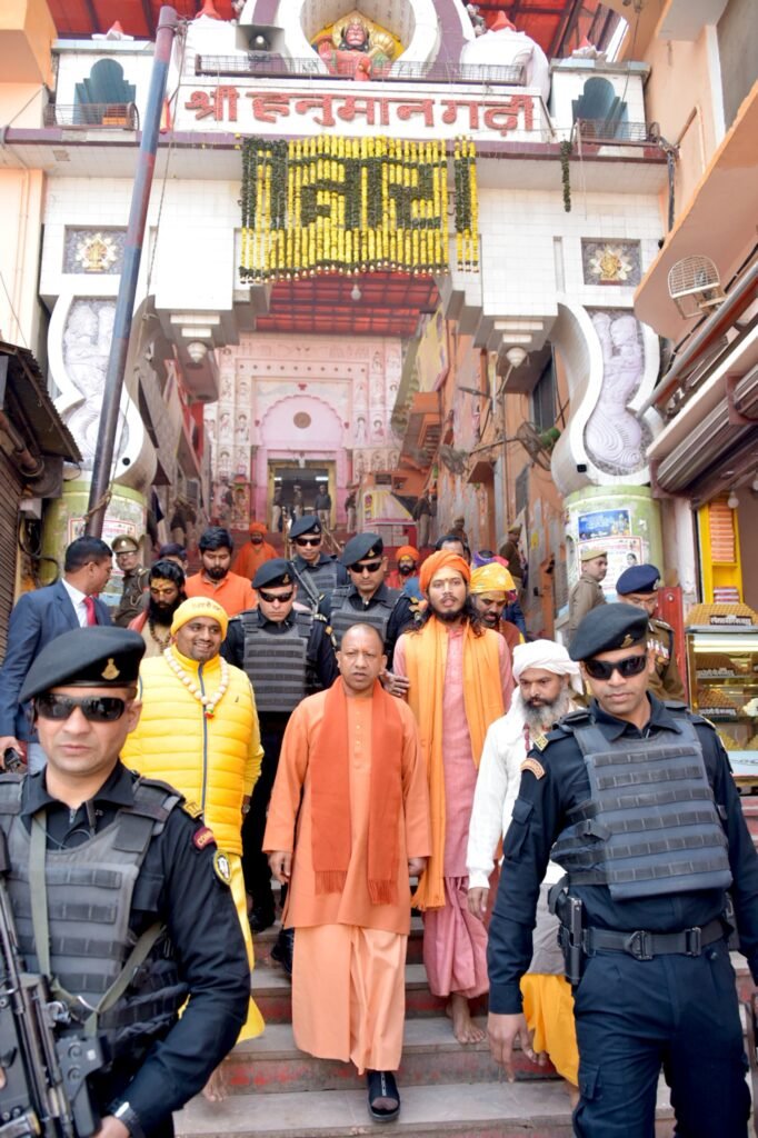 गुरुओं को शीश नवा अयोध्या पहुंचे सीएम योगी, रामलला और हनुमानगढ़ी के किये दर्शन 