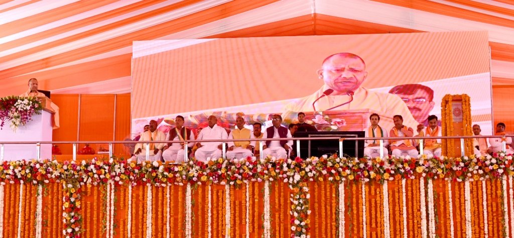 बोझ हैं सपा और कांग्रेस, इन्हें उठाकर देश से बाहर फेंकना होगा : योगी आदित्यनाथ