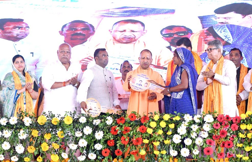 पिछली सरकारों के नेताओं की आजीविका का माध्यम थे माफियाः सीएम योगी 