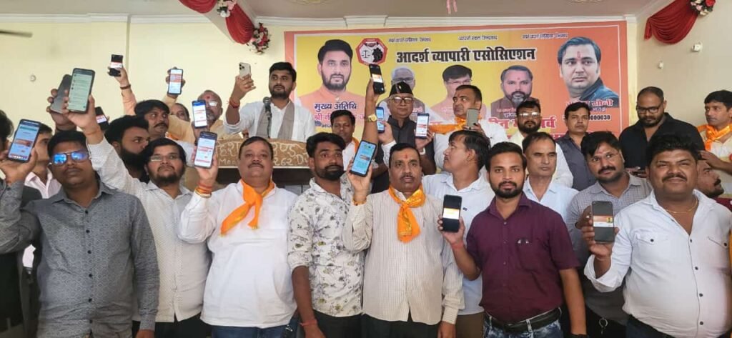 "शाने अवध सम्मान" समारोह में 251 व्यापारियों को भाजपा सदस्यता दिलाई गई
