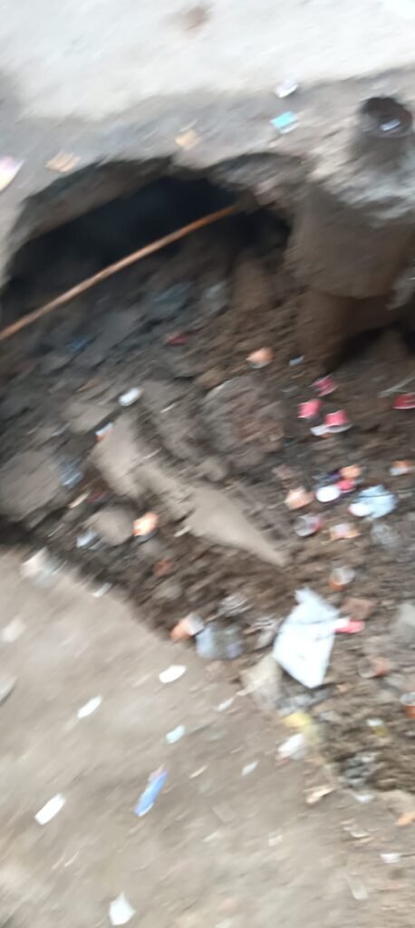 सड़क धंसने से बढ़ा हादसों का खतरा: नगरवासियों ने की कार्रवाई की मांग