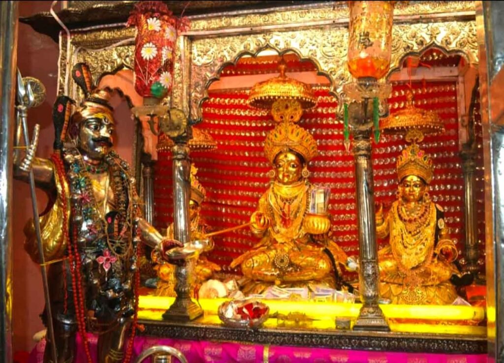 नवरात्रि अष्टमी पर अन्नपूर्णा मंदिर वाराणसी में उमड़ा श्रद्धा का सैलाब, भक्तों ने किया महागौरी का पूजन, अर्पित की चुनरी, की परिक्रमा