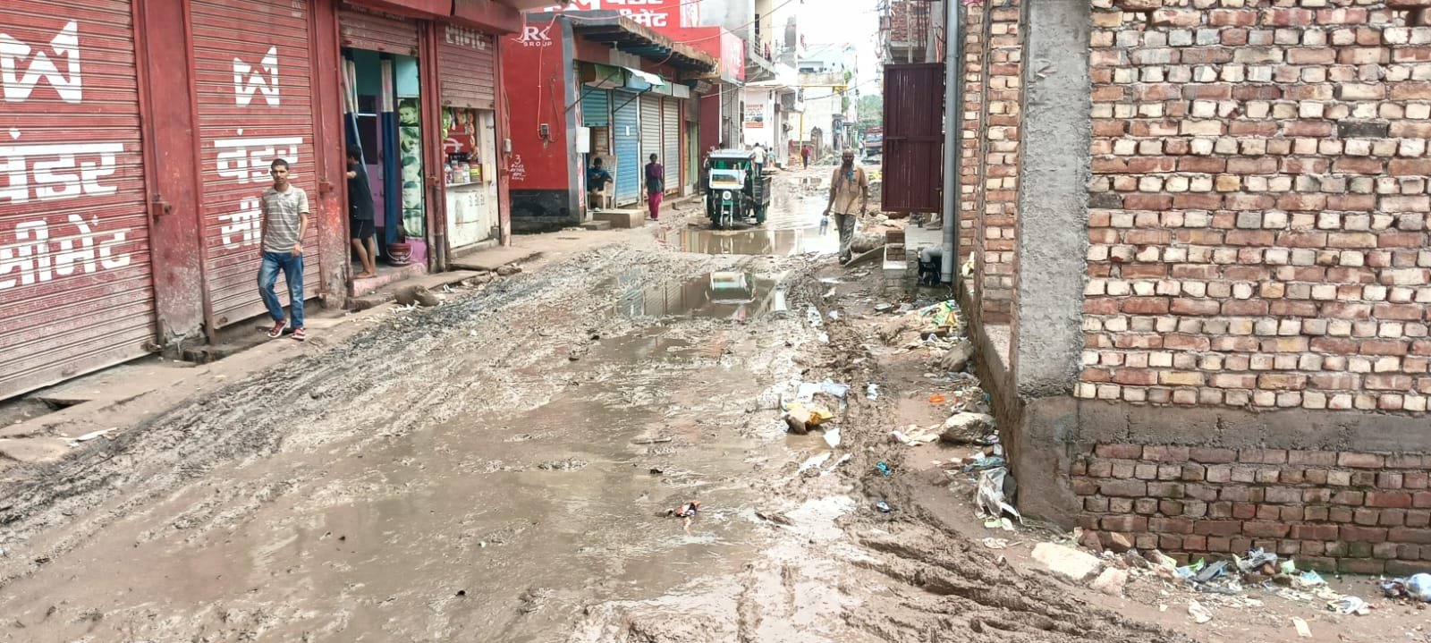 टिकरी बॉर्डर मेट्रो स्टेशन पर कीचड़ और जलभराव से त्रस्त जनता, हरियाणा सीमा पर हालात बेहतर – दिल्ली सरकार की चुप्पी पर उठे सवाल