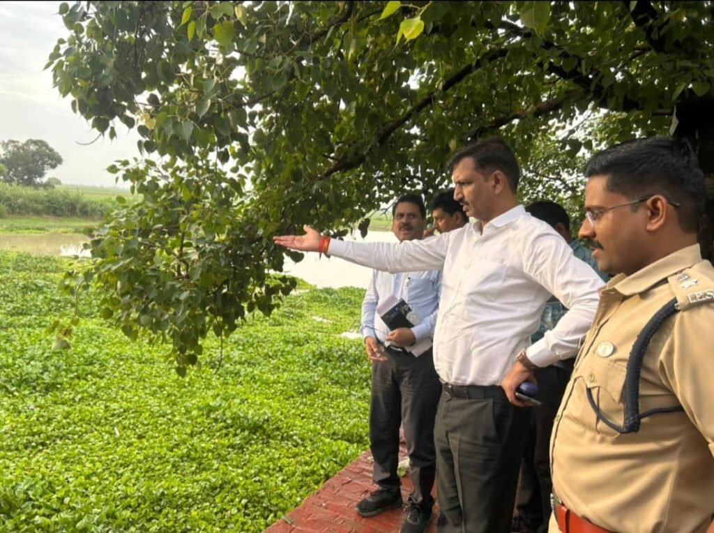 जिलाधिकारी ने बाढ़ प्रभावित क्षेत्रों का किया निरीक्षण, विभागों को दिए सतर्कता के निर्देश