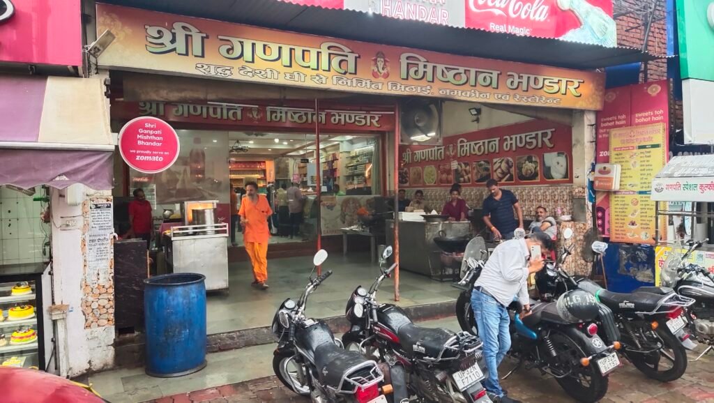 गणपति स्वीट्स का घमंड और अभद्रता पहुँची चरम पर, ₹15 में समोसा खरीदा तो चटनी मांगने पर मिली तिरस्कार की भाषा