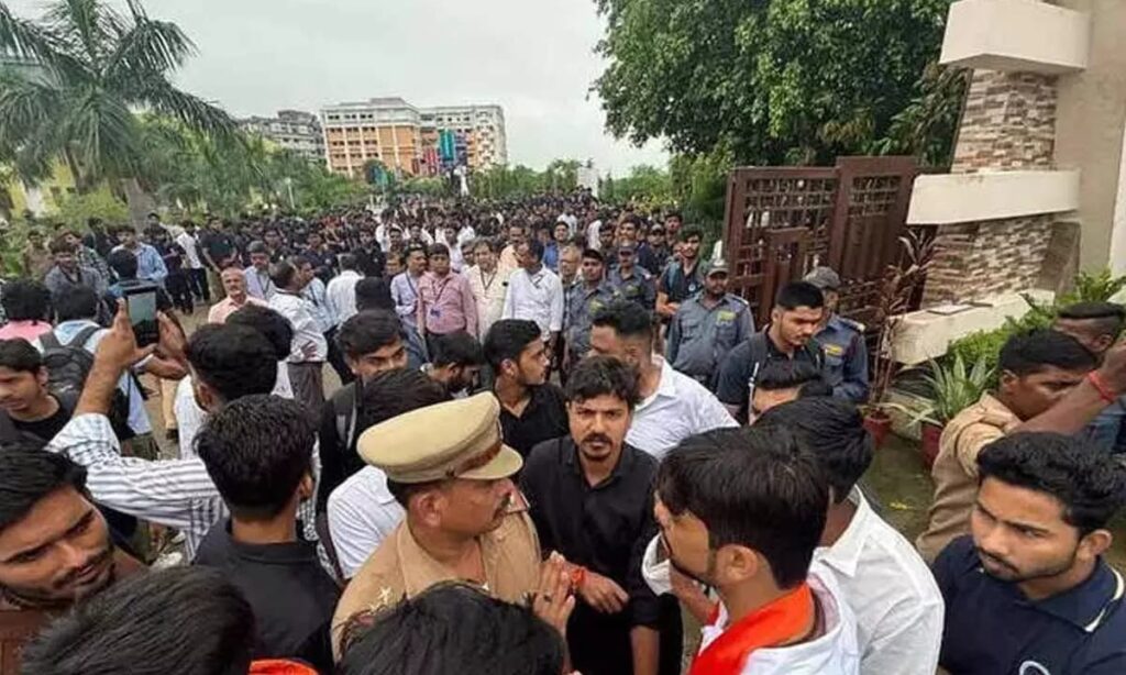 बाराबंकी में छात्रों पर बर्बर लाठीचार्ज: मुख्यमंत्री ने जताई नाराजगी, अधिकारियों पर गिरी गाज