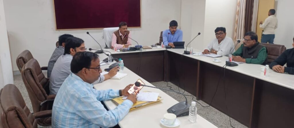 विधानसभा निर्वाचक नामावलियों के विशेष प्रगाढ़ पुनरीक्षण एवं मतदेय स्थलों के संभाजन को लेकर जिलाधिकारी ने की बैठक