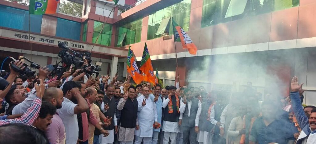 बिहार चुनाव में एनडीए की ऐतिहासिक जीत पर भाजपा प्रदेश कार्यालय में उत्सव
