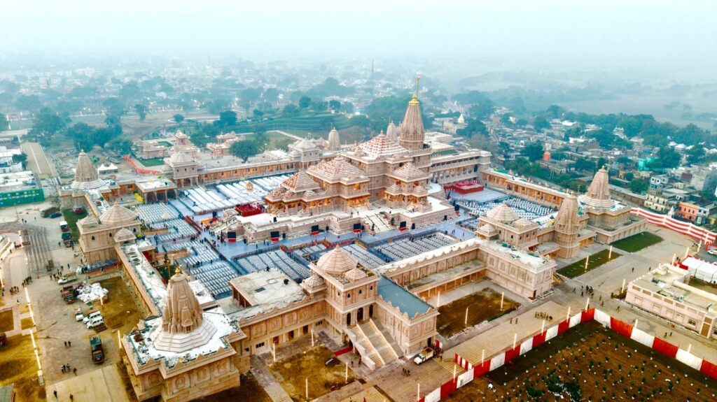 “शिखर पर भगवा-धर्मध्वज का आरोहण—अयोध्या में सत्य, तप और संकल्प का दिव्य उदय”