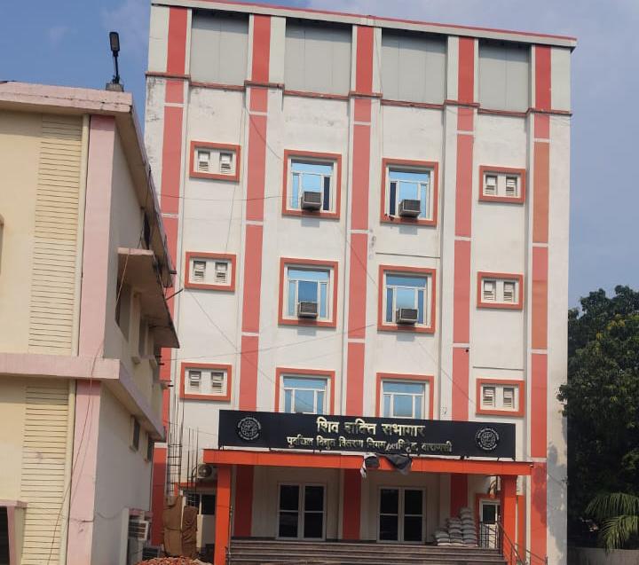 1.34 करोड़ की पेनाल्टी, फायर एनओसी नहीं, नक्शा स्वीकृत नहीं — सुप्रीम कोर्ट की सख्ती के बाद क्या कार्रवाई के घेरे में आएगा पूर्वांचल विद्युत वितरण निगम का प्रबंध निदेशक कार्यालय?