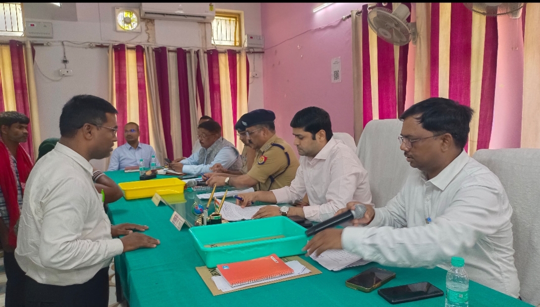 संपूर्ण समाधान दिवस में जिलाधिकारी ने सुनीं जनसमस्याएं, समयबद्ध एवं गुणवत्तापूर्ण निस्तारण के दिए कड़े निर्देश
