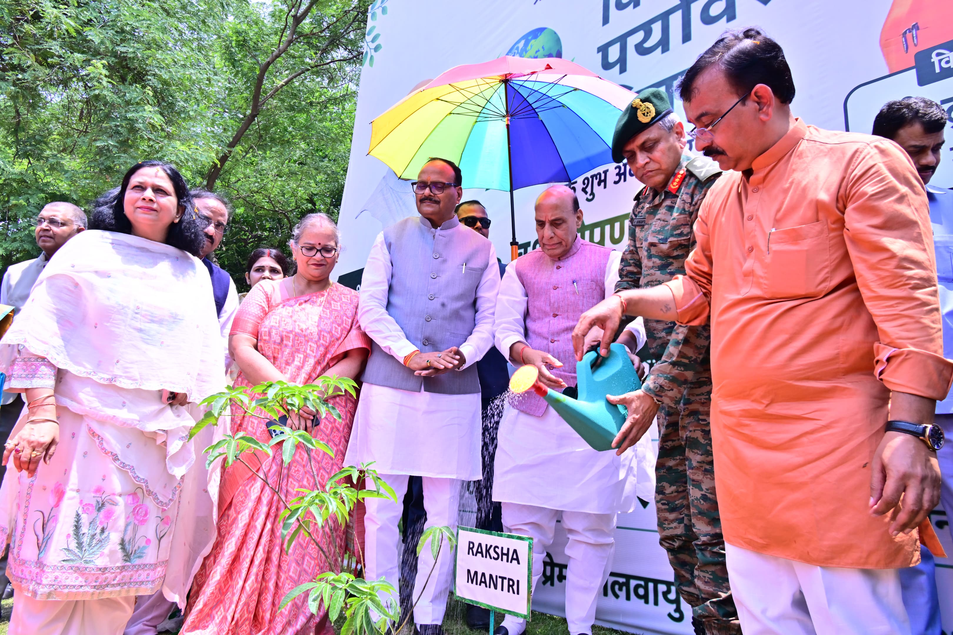 विश्व पर्यावरण दिवस पर रक्षामंत्री राजनाथ सिंह ने 'एक पेड़ माँ के नाम' अभियान के अंतर्गत किया वृहद् वृक्षारोपण