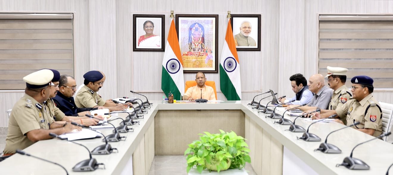रेल सुरक्षा व्यवस्था को तकनीकी उत्कृष्टता और शून्य सहिष्णुता के सिद्धांत पर पुनर्गठित किया जाए : मुख्यमंत्री योगी आदित्यनाथ