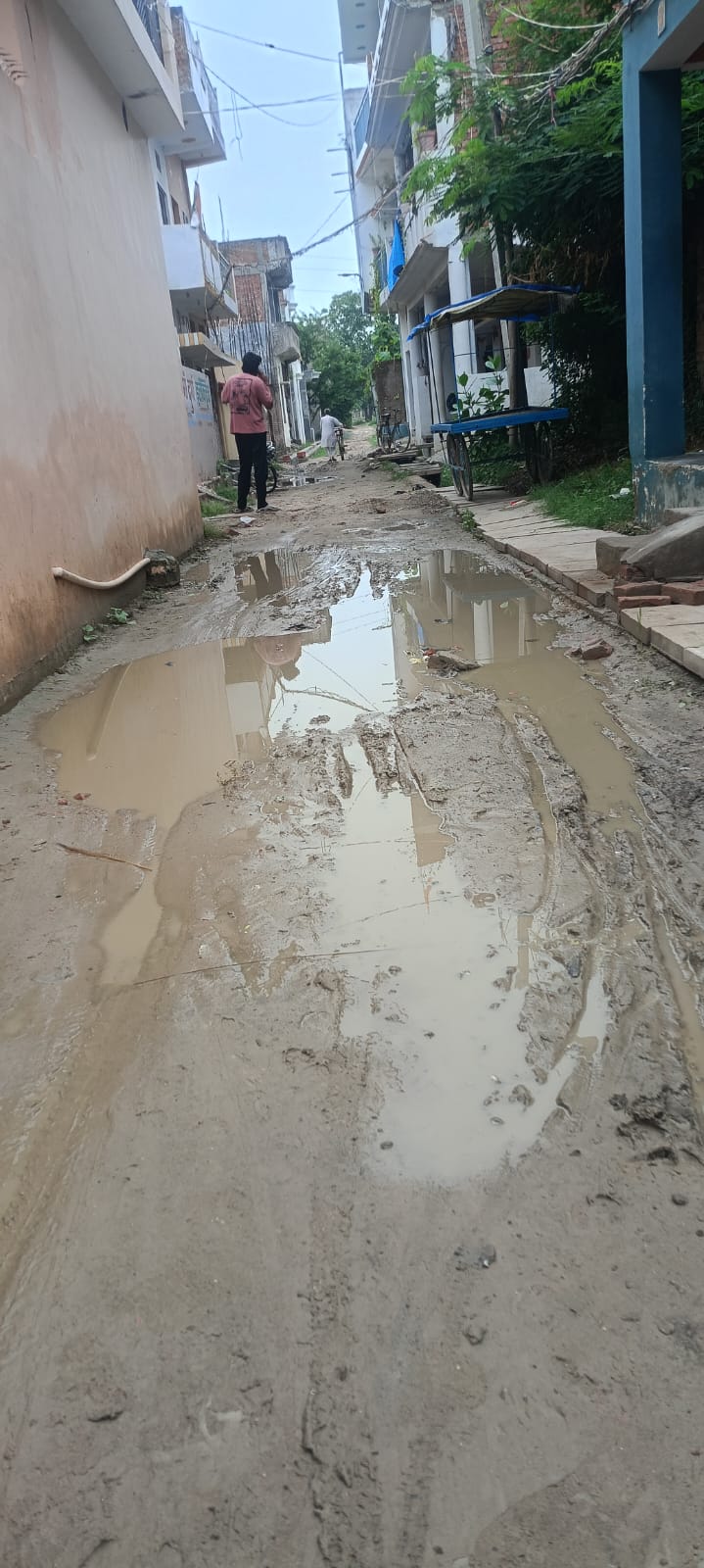 नगर पंचायत मधुबन के वार्ड नम्बर 10 में लगे इंटरलाकिंग को उखाड़ ले गया ठेकेदार,
