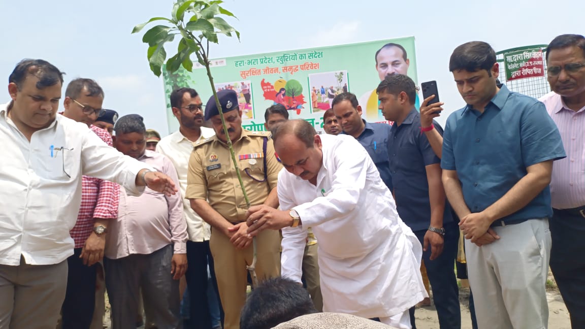 'एक पेड़ माँ के नाम' से हरित उत्तर प्रदेश का महाअभियान, मऊ बना जनसहभागिता का प्रेरक केंद्र