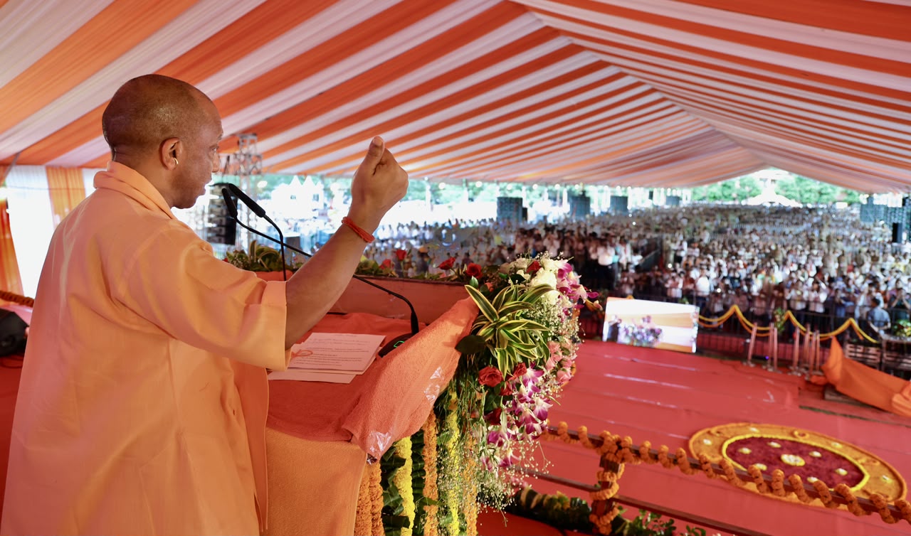 "भू-माफिया, तस्कर और अराजक तत्वों पर निर्णायक प्रहार करें" — मुख्यमंत्री योगी