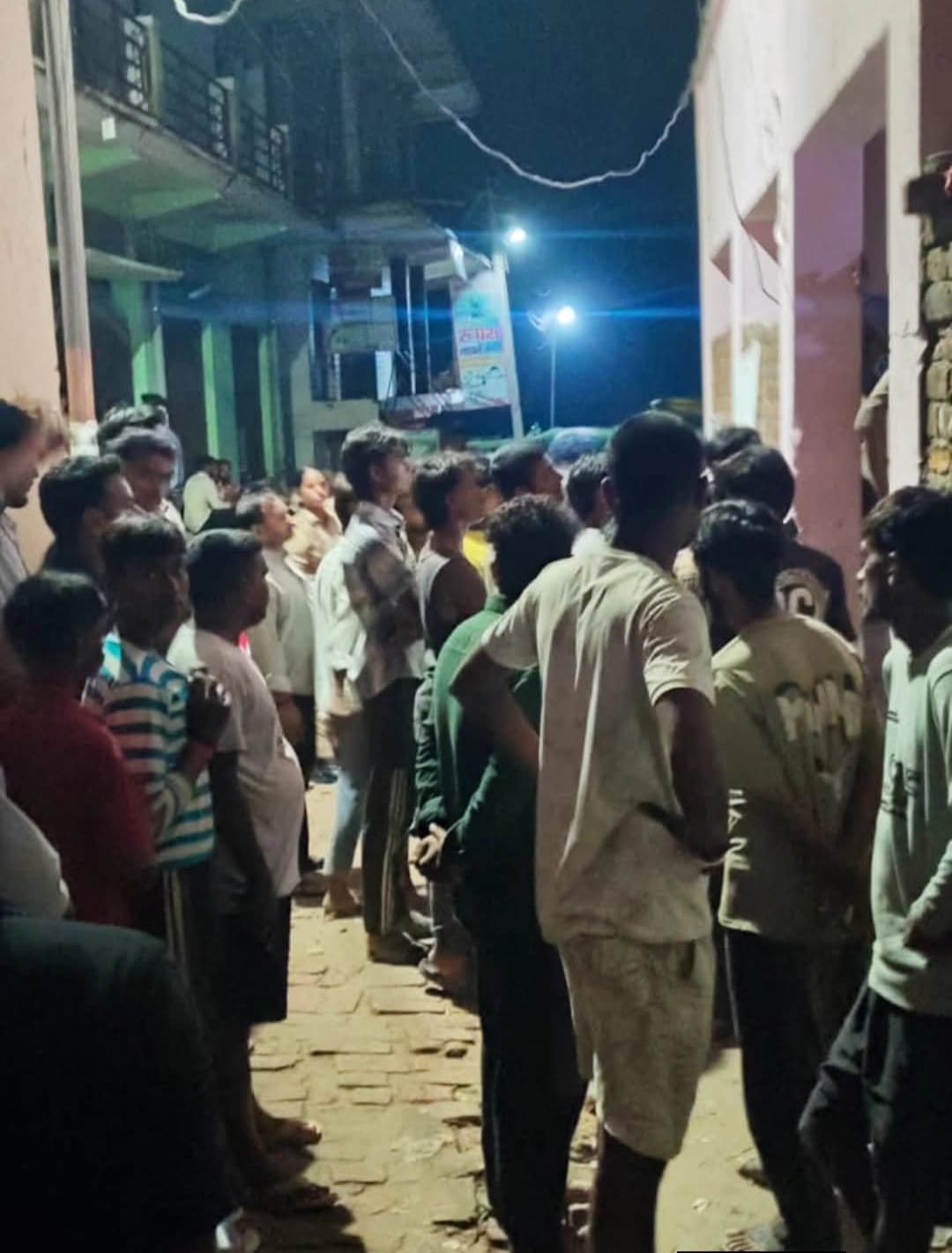 पंखे के हुक से लटक कर युवक ने दी जान