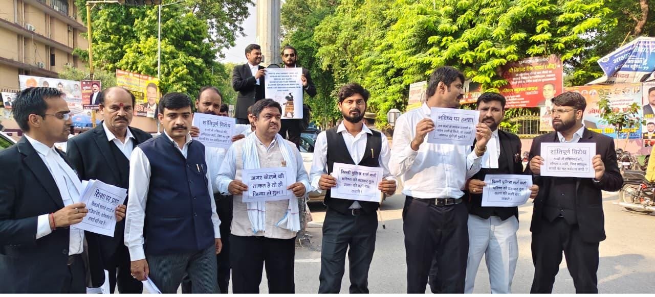 दिल्ली के जंतर-मंतर में छात्रों पर कथित लाठीचार्ज के विरोध में लखनऊ में वकीलों का प्रदर्शन